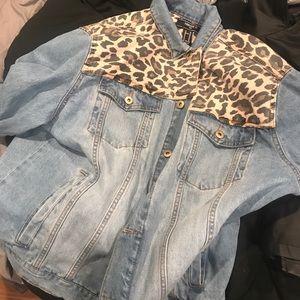 FOREVER 21 leopard shouldered denim jacket